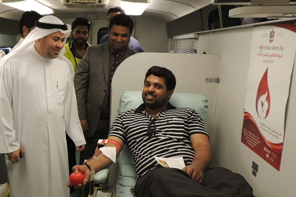 HE Dr. Abdul Aziz Al Muhairi, Director of Sharjah Health Authority and Vice Chairman of Board of Trustees, University Hospital Sharjah with one of the donors