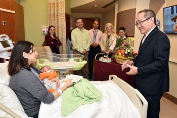 Cheow-Seng-Lee,-CEO-at-Danat-Al-Emarat-Hospital,-congratulates-first-mom-to-give-birth-at-the-hospital