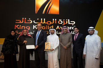 Binzagr-Unilever-team-receving-King-Khalid-Award